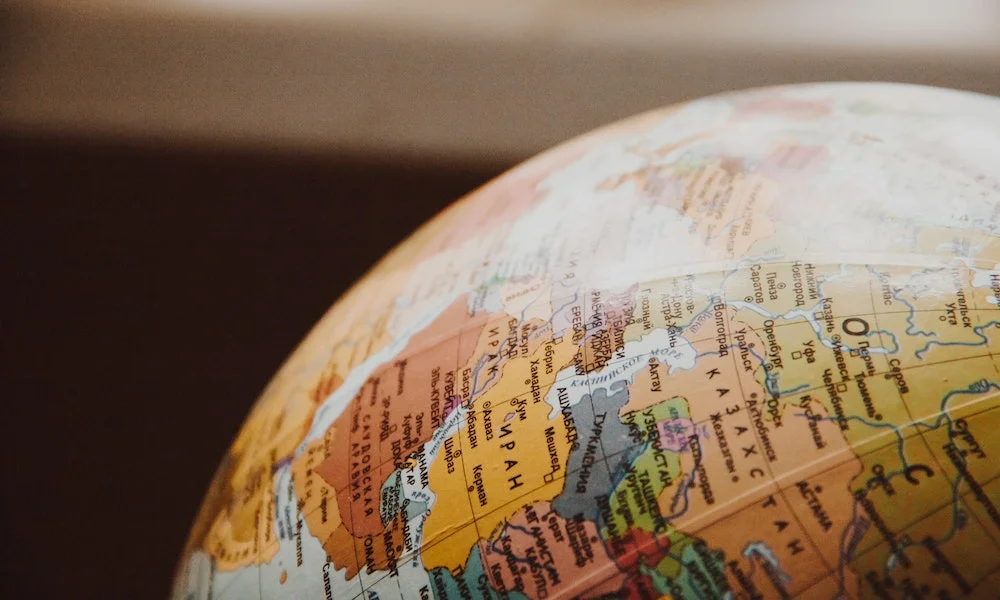 Vários famosos nasceram em locais diferentes de onde o público imagina. Confira essa lista e veja alguns!