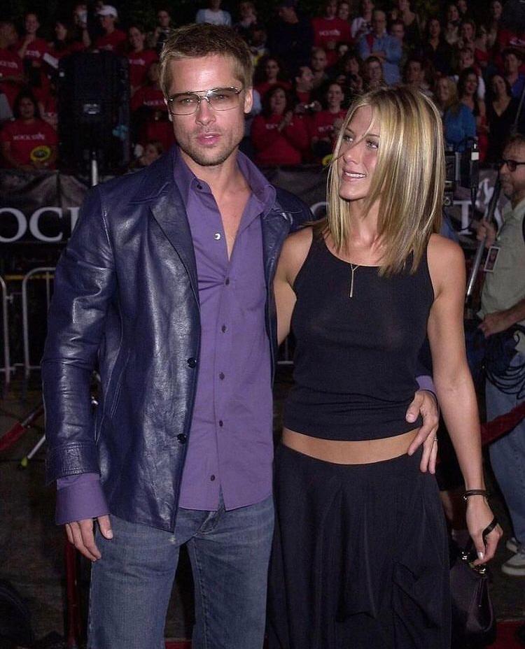 Jennifer Aniston foi casada de 2000 a 2005 com o ator Brad Pitt e de 2015 a 2017 com o também ator Justin Theroux. Após o final do vínculo com o primeiro, ela viu o ex ter seis filhos com Angelina Jolie, sendo três biológicos e três adotivos. 
