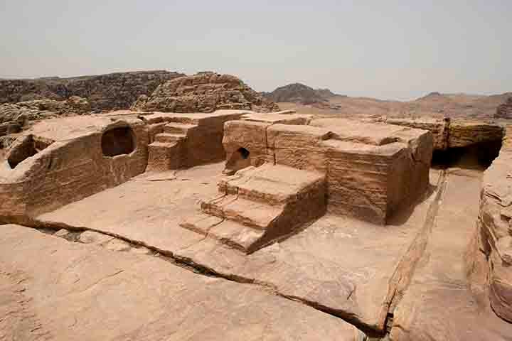 Outro ponto de grande interesse é o Altar dos Sacrifícios, um mirante natural que oferece uma vista ampla de Petra e das montanhas ao redor. Subir até lá permite aos visitantes observar a cidade do alto, imaginando como seria a vida naquela região há mais de dois mil anos.