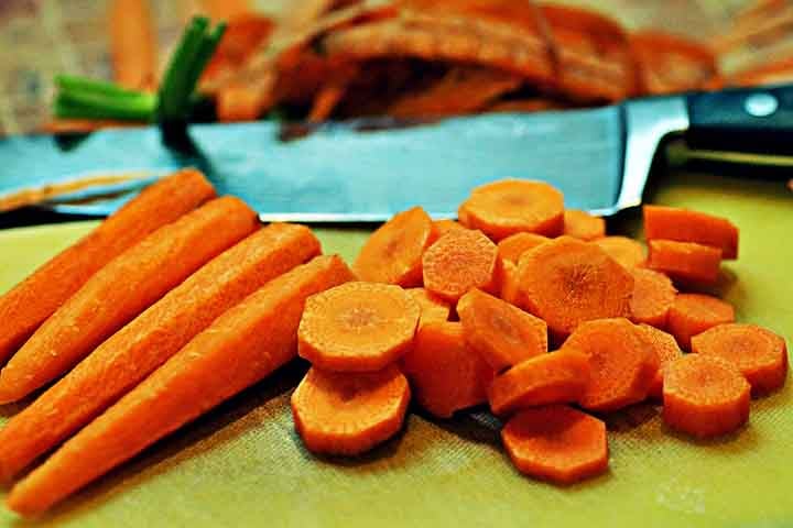 As cenouras também são ricas em provitamina A e vitamina C, que promove a síntese de colágeno e queratina que melhoram a saúde do cabelo, pele e unhas. 