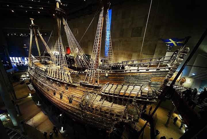 Segundo a tese mais aceita, a embarcação sucumbiu após ser atingida por rajadas de vento por ter uma estrutura inadequada, que provocava instabilidade. 
