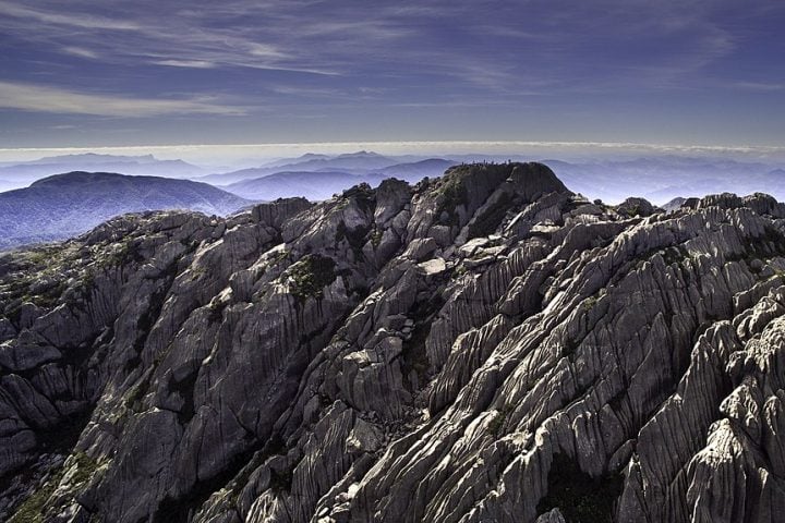 O pico é conhecido por seu clima rigoroso, com temperaturas que podem cair abaixo de zero, principalmente durante o inverno.