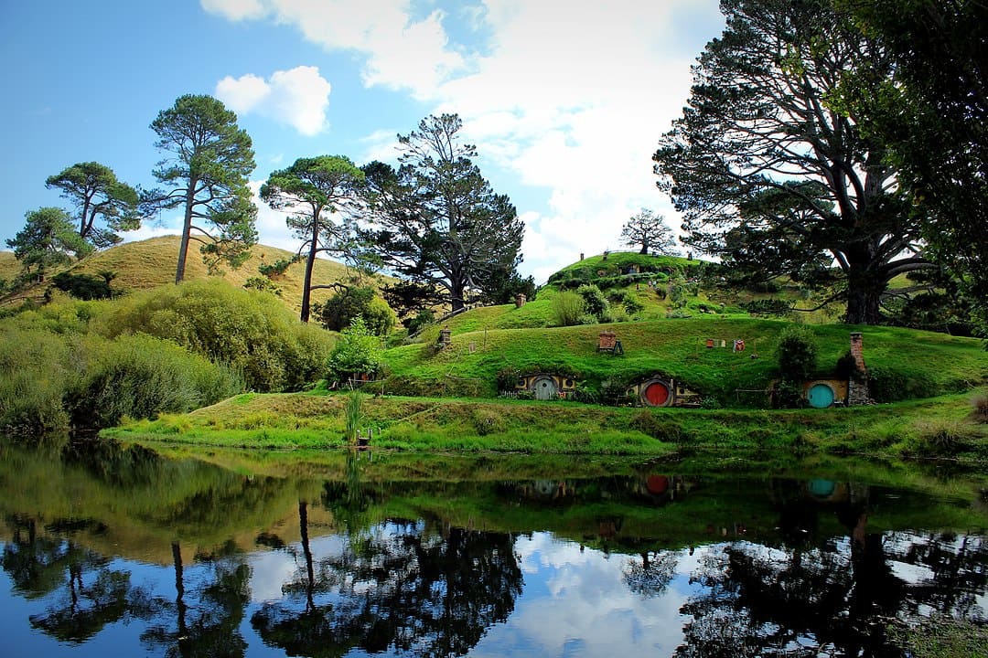 Hobbiton fica a 9 km a oeste de Hinuera e 10 km ao sudeste de Matamata, em Waikato. Uma área que se destaca pela beleza natural, onde as pessoas fazem caminhadas e atividades de recreação em meio ao cenário verde e com ar puro. 