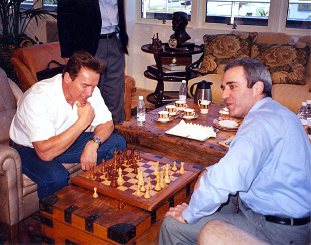 Além disso, os bispos movem-se de forma diagonal em qualquer direção e até onde quiserem, mas não podem pular sobre outras peças. 