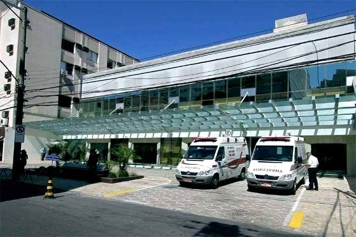 Em 3 de abril de 2010, aos 59 anos, Buza Ferraz sofreu um mal súbito enquanto estava em Teresópolis.
Foi transferido ao Hospital Samaritano, no Rio, onde teve três paradas cardíacas e faleceu  .