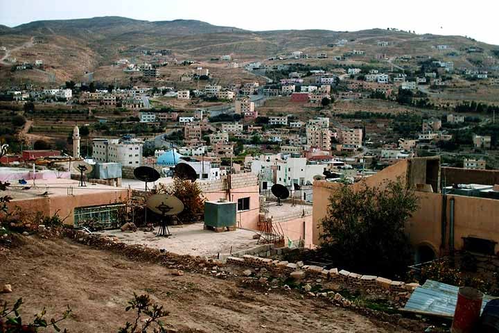 O turismo em Petra tem papel fundamental na economia local. A cidade vizinha de Wadi Musa é a principal base para os visitantes e oferece uma boa infraestrutura, com hotéis, pousadas, restaurantes e lojas de artesanato.