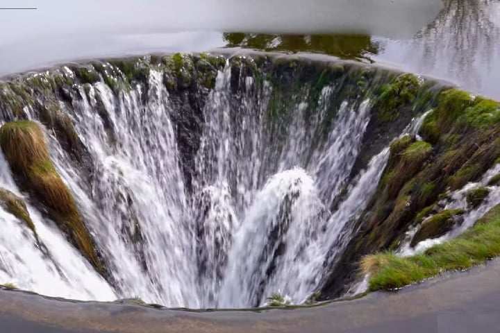 Com o tempo, plantas e algas começaram a crescer em volta do buraco, deixando o cenário ainda mais curioso — parece até a entrada de uma base secreta.