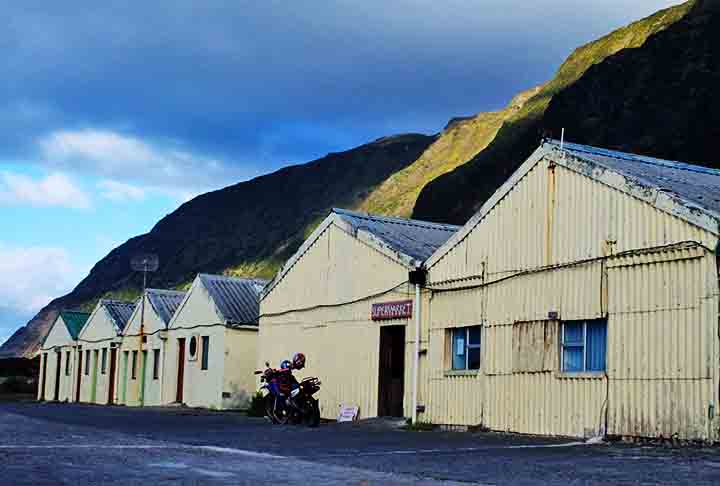 Ela é uma das 236 moradoras do local e sua paixão teve início quando, em 2012, visitou a ilha pela primeira vez. O intuito era passar seis semanas com a família depois que seu pai, um diplomata, assumiu um cargo no local.