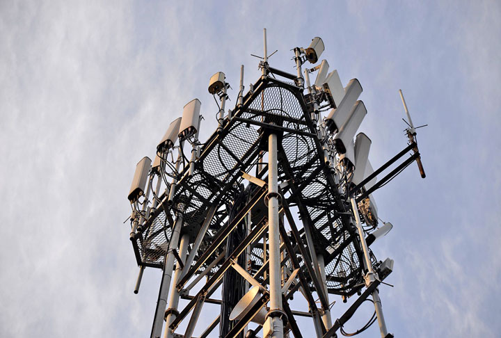 O professor adverte que os sistemas de aterramento não solucionam a questão: Conduzir correntes indutivas para a superfície da Terra pode ter um efeito oposto, resultando na possibilidade real de danificar o que originalmente estava seguro.