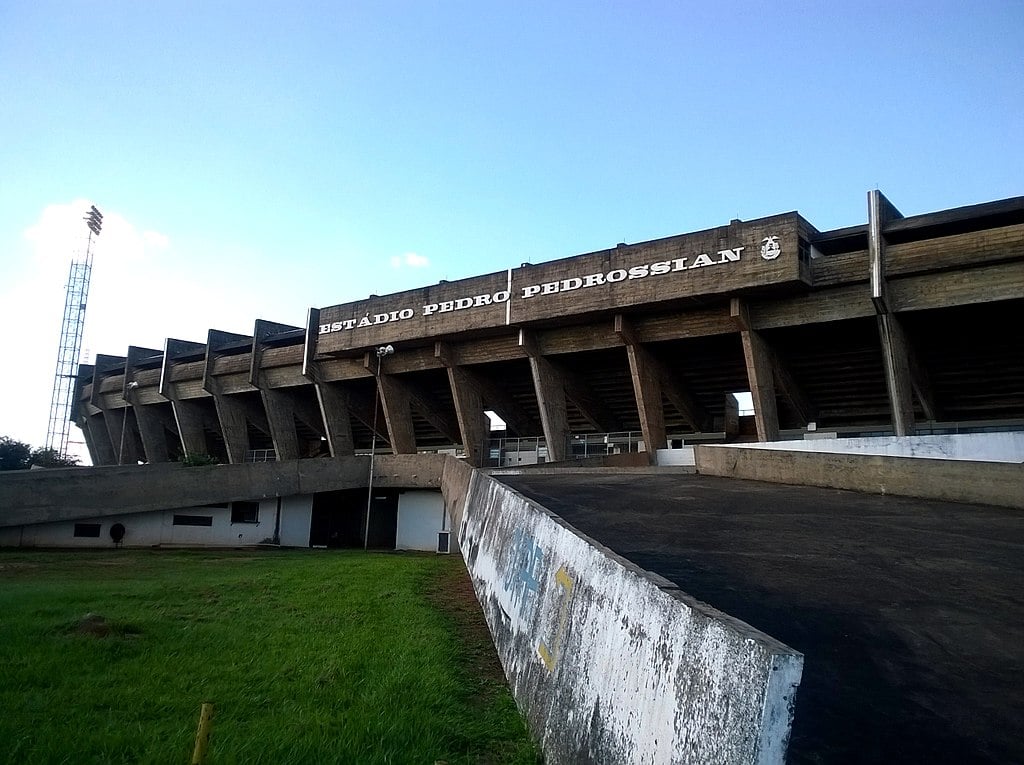 Há relatos de que o local em torno do estádio se tornou um palco de tentativas de suicídio, o que levou a administração local a instalar câmeras de vigilância como precaução.
