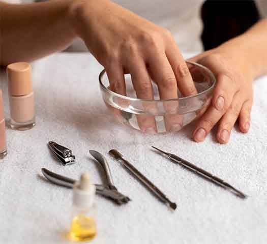 Sem essa proteína, os sinais são logo notados. Como a perda de densidade dos cabelos, assim como as unhas começam a descamar, soltar lascas, se quebram com facilidade e toda sua estrutura fica mole. 