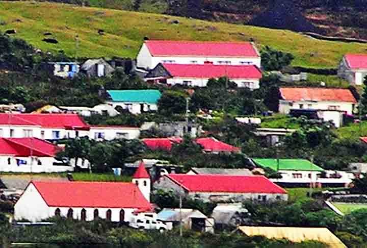 Chegar ao local é um desafio. Afinal, primeiro, é necessário voar para a Cidade do Cabo, na África do Sul e, depois, embarcar em um barco por sete a dez dias, cruzando 2.700 quilômetros de oceano.