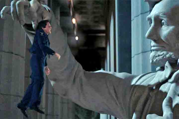 Na história original, acompanhamos Larry Daley, um homem comum que consegue um emprego como vigia noturno em um museu. A tranquilidade da função é quebrada quando ele descobre que todas as peças da exposição ganham vida após o pôr do sol.