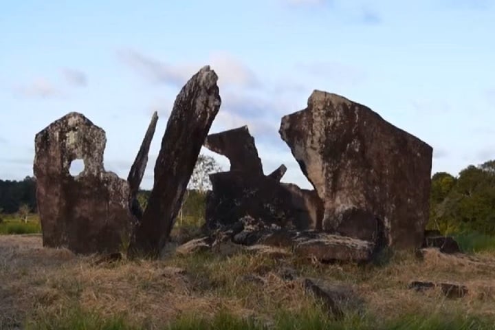 Uma das pedras foi colocada de forma que, no dia 21 de dezembro (solstício de inverno no hemisfério norte), ela não projeta sombra alguma. 