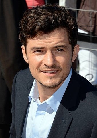 Orlando Bloom (13/01/1977) ficou famoso por seus papéis como Legolas na trilogia O Senhor dos Anéis e Will Turner em Piratas do Caribe. Ele também atuou em O Hobbit e em Tudo Acontece em Elizabethtown (2005).
