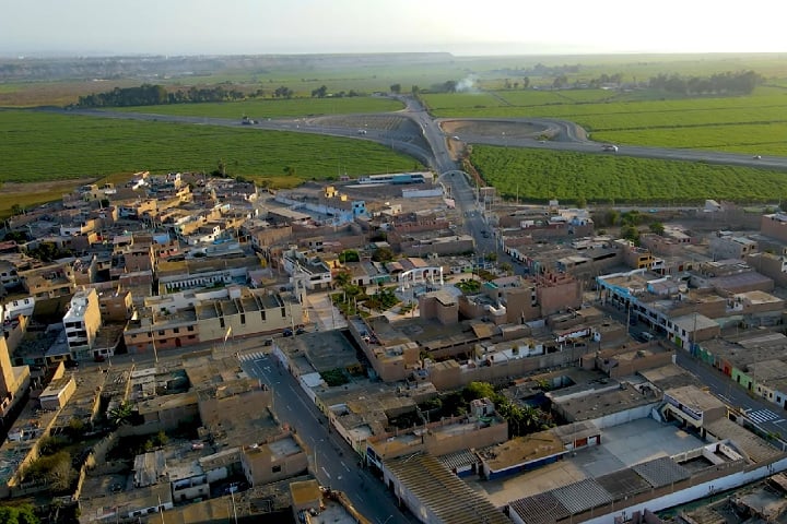 A gastronomia local, rica em frutos do mar e pratos típicos da culinária costeira peruana, também é um grande atrativo para os visitantes. 
