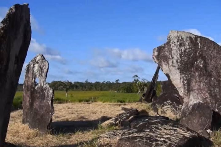 Outra pedra marca o solstício de verão, mostrando que quem construiu o círculo conhecia bem os movimentos do Sol.