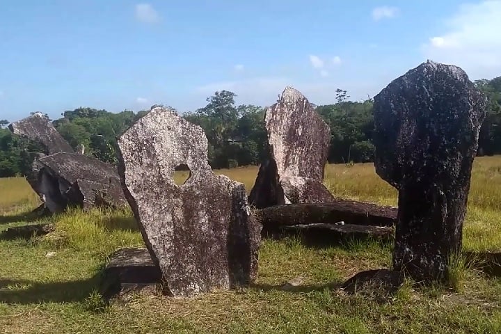 O monumento fica no Parque Arqueológico do Solstício, no interior do município de Calçoene.