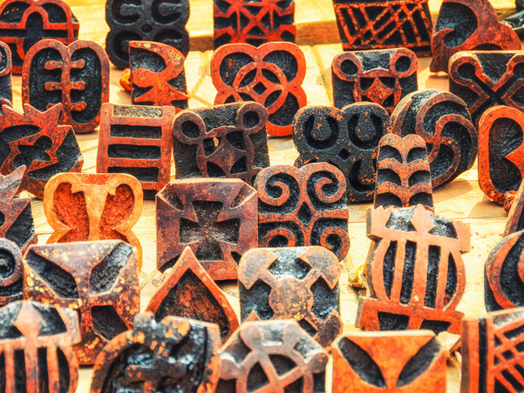 Adinkras s&atilde;o ideogramas, ou seja, representa&ccedil;&otilde;es visuais de ideias, que transmitem valores ancestrais do povo africano Ashanti 