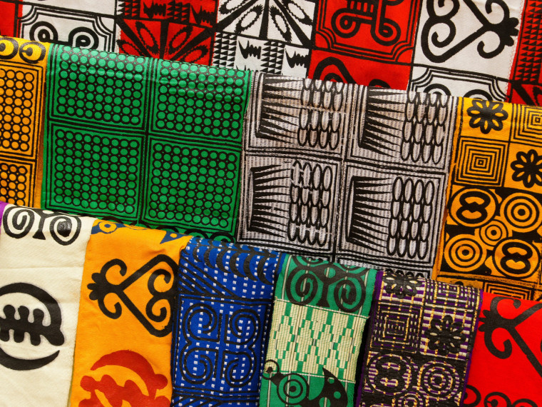 Adinkras s&atilde;o ideogramas, ou seja, representa&ccedil;&otilde;es visuais de ideias, que transmitem valores ancestrais do povo africano Ashanti 