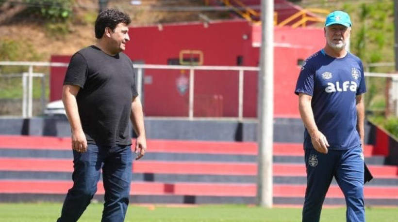 Clube busca um zagueiro destro, um primeiro volante e um meio-campista com características ofensivas 