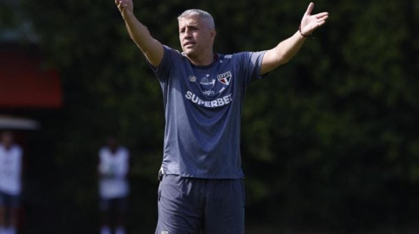 Treinador vai se reunir com a diretoria e o scout para analisar nomes que podem reforçar o elenco