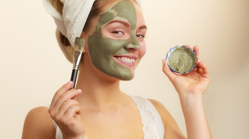 A argila verde, rica em minerais como silício, ferro, zinco, magnésio e cálcio, pode ser uma aliada poderosa da pele nos dias mais frios (Imagem: Voyagerix | Shutterstock)
