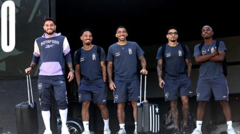 Glorioso embarca para Brasília com o volante Gregore, em negociação com Al-Rayyan, do Qatar; Davide Ancelotti se junta ao grupo à noite
