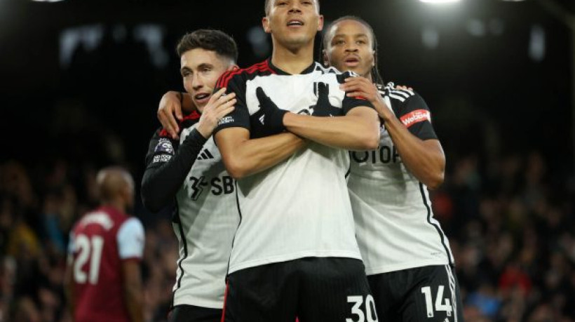 Pensando em atacantes de velocidade, mas com pouco dinheiro, Timão adia conversas com jogador que está livre no mercado após deixar o Fulham