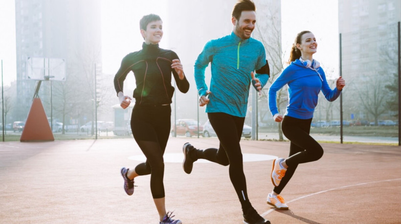 A corrida é um esporte que traz diversos benefícios para a saúde física e mental (Imagem: NDAB Creativity | Shutterstock)