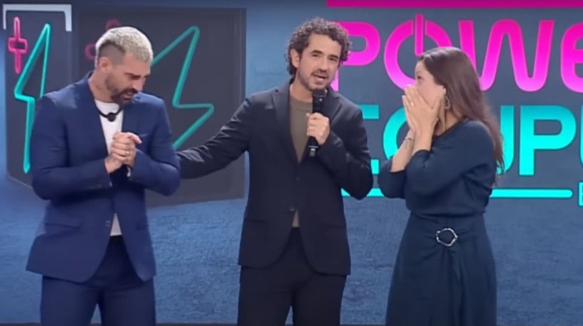 Casal vencedor comemora no palco do Power Couple Brasil 2025 nessa quinta-feira, 10. 