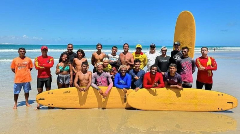 Turam da Escola Erê Surf no Pontão do Iguape, em Aquiraz formada entre os dias 22 a 24 de janeiro deste ano