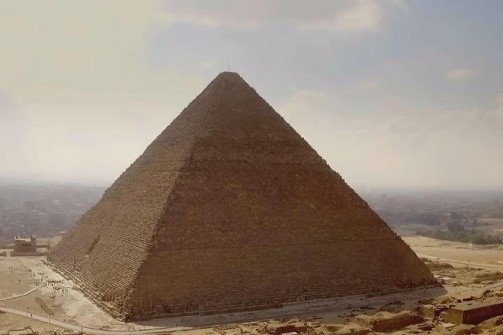 A maior delas, a de Quéops, também chamada de Grande Pirâmide, foi considerada uma das Sete Maravilhas do Mundo Antigo e é a única que ainda resiste praticamente intacta.