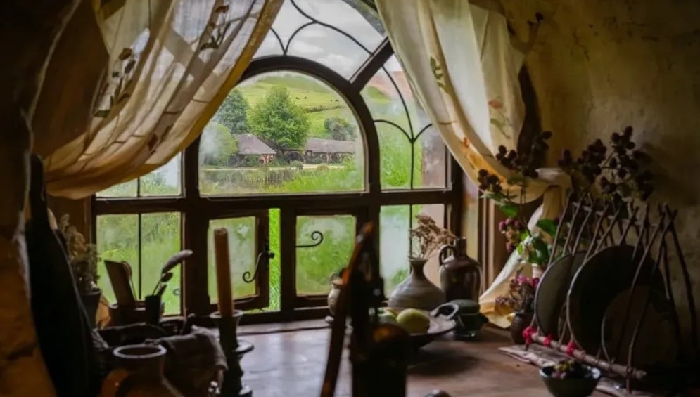 Cada casa de hobbit apresenta hall de entrada, quartos, banheiro, cozinha, sala de jantar, despensa e sala de estar, ou o chamado labirinto de salas totalmente temáticas.