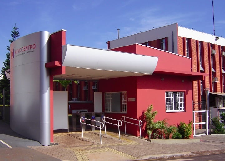 No Centro de Inovação Teranóstica em Câncer (CancerThera), em Campinas, outra abordagem está sendo desenvolvida: a utilização de moléculas marcadas com radioisótopos para diagnosticar e tratar o câncer simultaneamente.