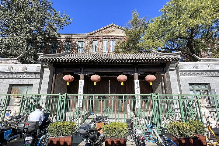 Quando criança, Jackie foi enviado ainda pequeno para a China Drama Academy, uma escola rigorosa de ópera de Pequim.