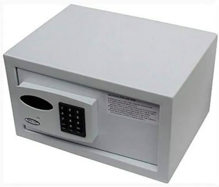 Já empresas utilizam cofres para guardar dinheiro, cheques, documentos fiscais e outros itens confidenciais.