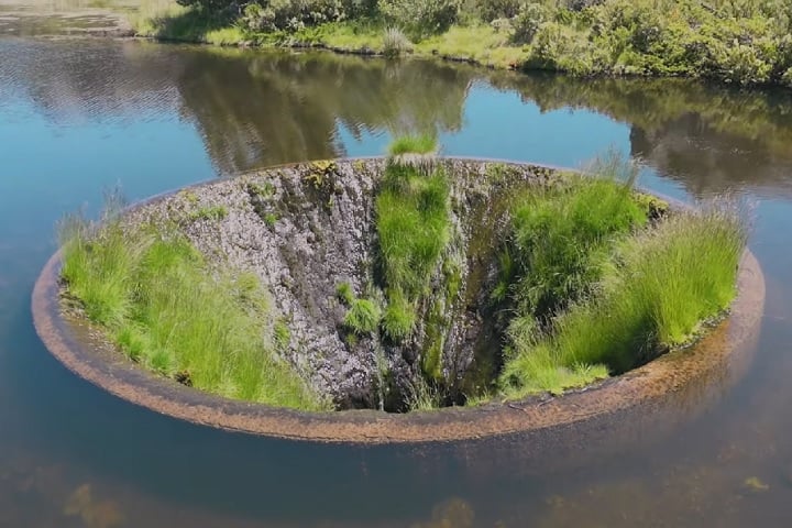 Ao contrário do que muitos imaginam e comentam, a água não vai parar em outra dimensão.