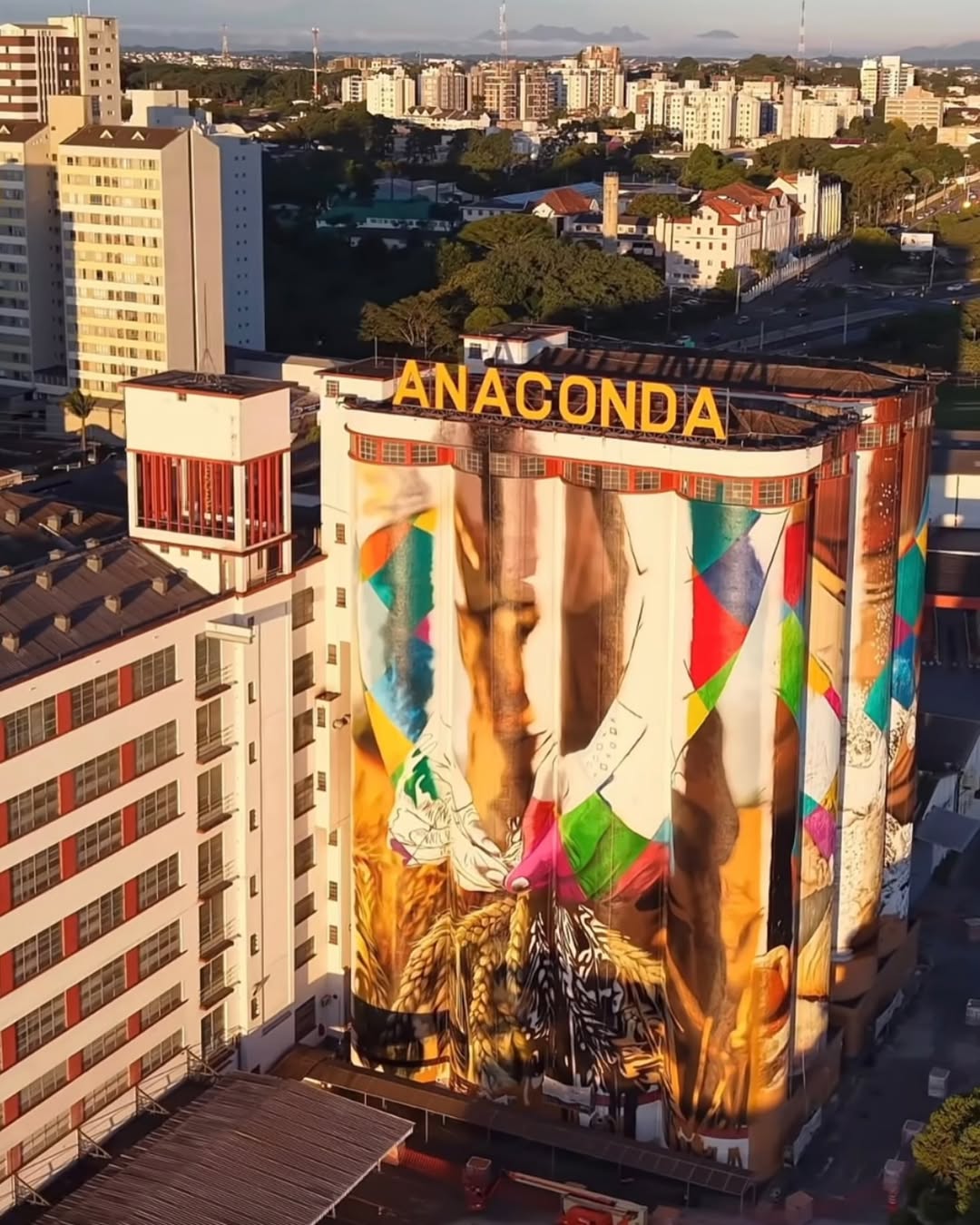 Muralista com prestígio internacional, Eduardo Kobra também assinou em Curitiba, no Paraná, a segunda maior obra de sua carreira. Denominado “Ciclos”, o mural com 5 mil metros quadrados é feito em dez silos industriais da fabricante de farinhas do Moinho Anaconda.
