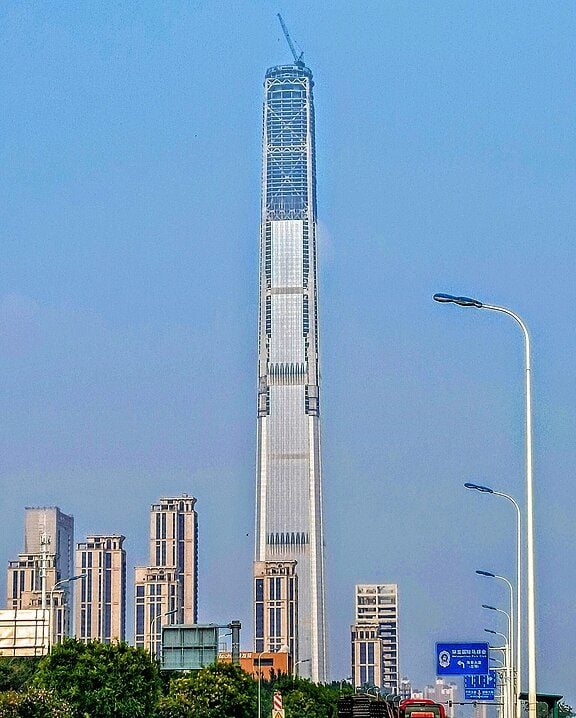 1) Goldin Finance 117 Tower, China (598 m): Um dos arranha-céus abandonados mais altos do mundo teve sua construção iniciada em 2008, mas sofreu os impactos da crise financeira global da década de 2010.