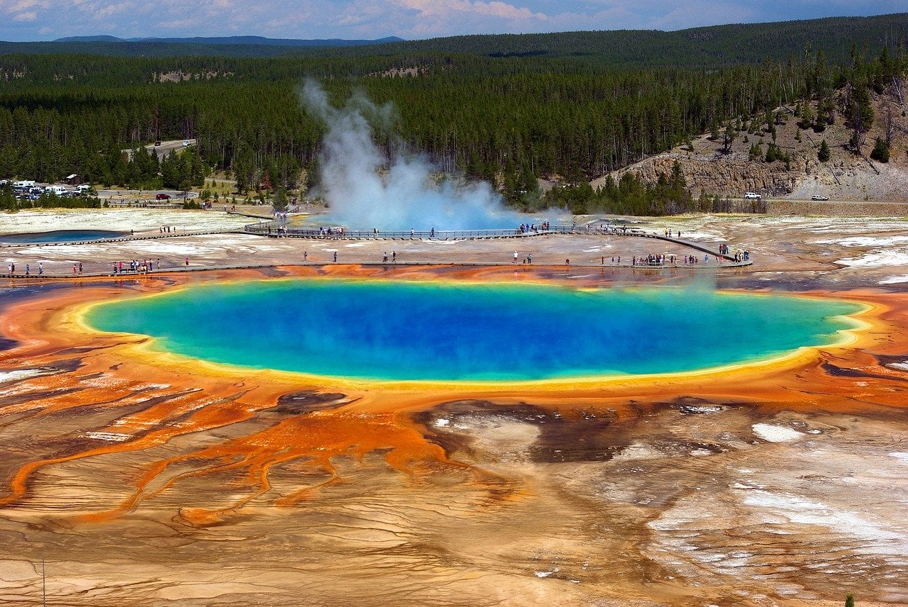 Grand Prismatic - Maior fonte termal dos EUA e terceira maior do mundo, fica no Parque Yellowstone e tem camadas de vermelho, laranja, amarelo, verde e azul. 