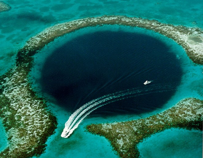 Buracos Azuis - Cavernas formadas há milhares de anos quando o nível do mar era mais baixo. O Dragon Hole, na China (300m de profundidade) é o maior do mundo; seguido do Buraco Azul de Dean (Bahamas); e Buraco Azul de Belize (foto - 300m diâmetro e 124m de profundidade), notável pelo círculo perfeito. 