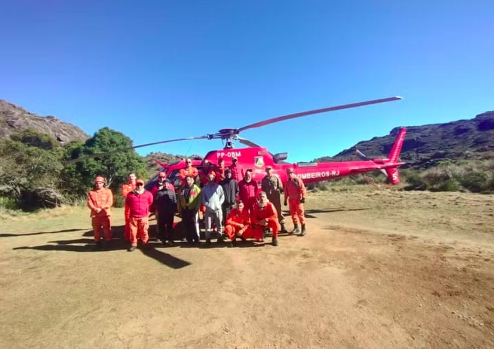 “Devido ao risco de hipotermia e ao terreno de difícil acesso, foi necessário uso de helicóptero para resgate”, comunicou o parque.