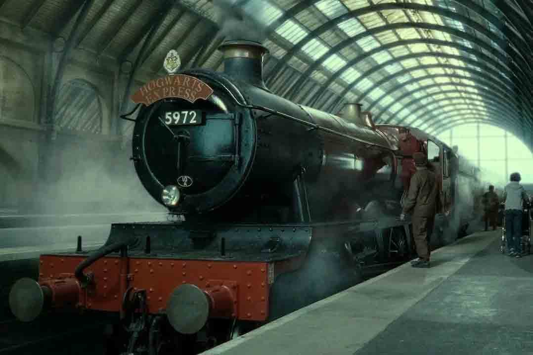 A locomotiva é verde, diferentemente do trem que aparece nos filmes de Harry Potter no cinema. Mas é bem parecida em termos de estrutura. 