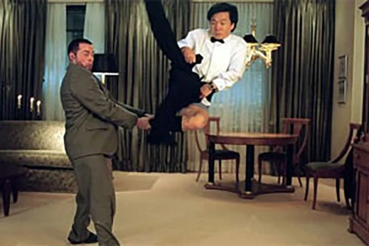 Jackie Chan ficou marcado por escolher fazer suas próprias cenas de ação — muitas vezes sem dublê — e, por isso, sofreu diversos acidentes graves durante as gravações.