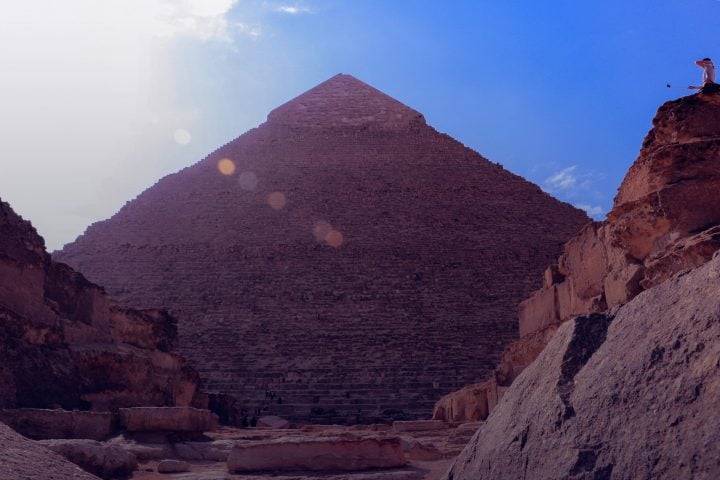 Eles acreditam que passagens subterrâneas conectam as três pirâmides e que essas estruturas podem estar relacionadas às Salas de Amenti, um lugar místico da antiga religião egípcia.