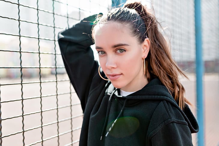 Na verdade, a queratina é uma proteína fibrosa que compõe os cabelos, unhas, pele, penas, chifres, garras e cascos dos vertebrados.