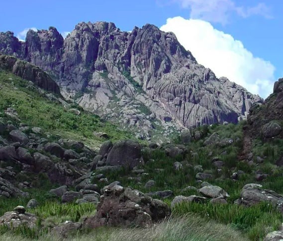 Eles acessaram irregularmente uma trilha de escalada no Parque Nacional do Itatiaia, ignorando as orientações da administração, que exigia agendamento e equipamentos adequados e preparo técnico. 