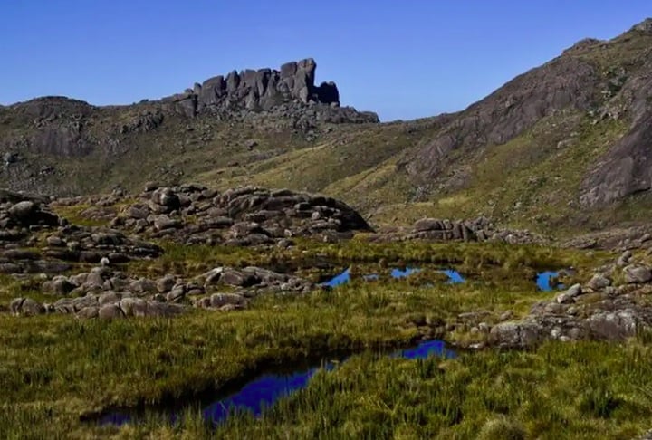 Parte da Serra da Mantiqueira, o pico é um dos destinos mais procurados por montanhistas e amantes da natureza devido ao seu relevo desafiador e às belas paisagens.