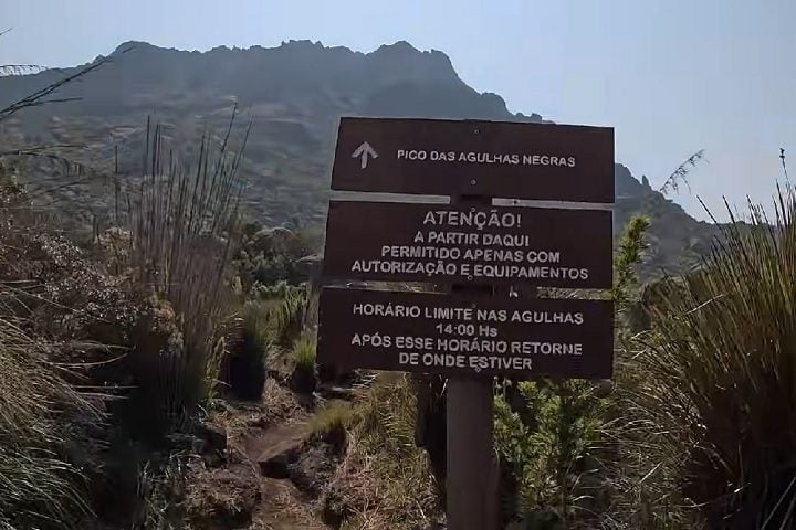 De acordo com a administração do parque, os trilheiros chegaram a ser alertados pelos funcionários, que teriam sugerido uma rota alternativa. Mesmo assim, eles seguiram pelo caminho proibido.
